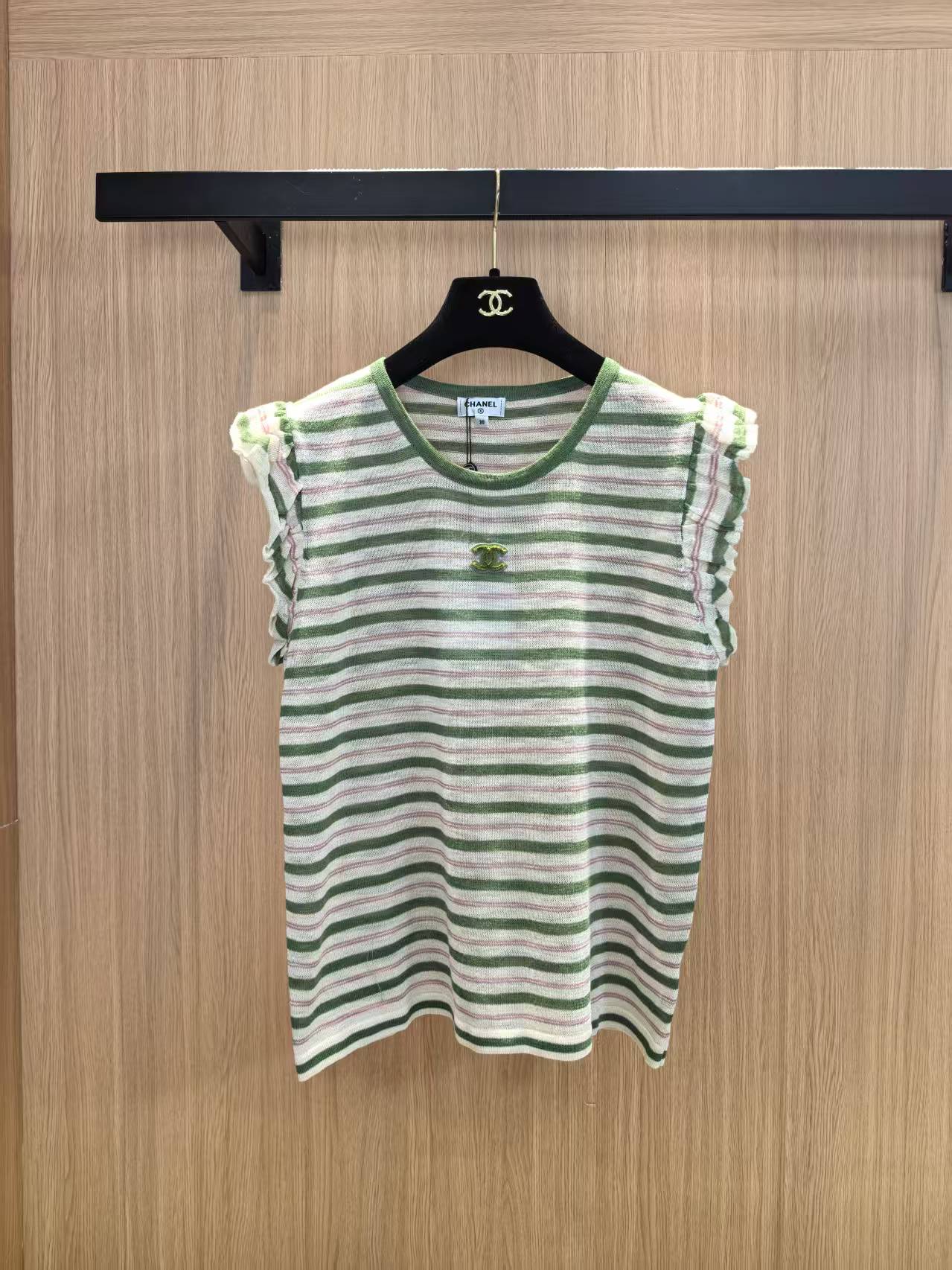 CC 26 Two-tone Ruffle Striped Sleeveless Knit Vest in Nylon 387901