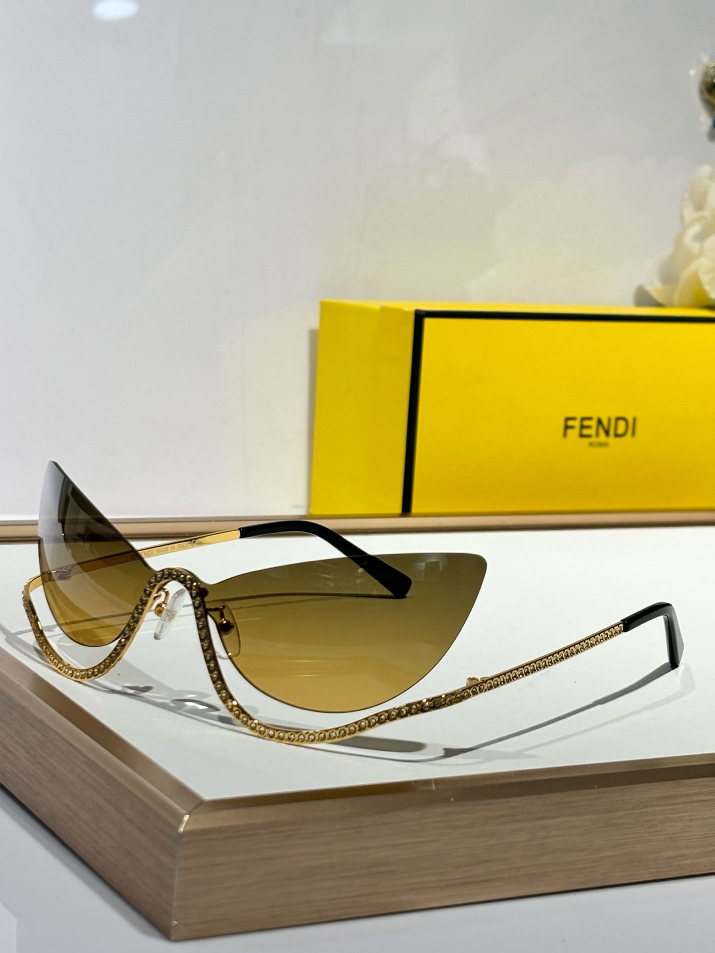 CRYSTAL STUDDED CAT-EYE FRAME SUNGLASSES FE40158 IN METAL