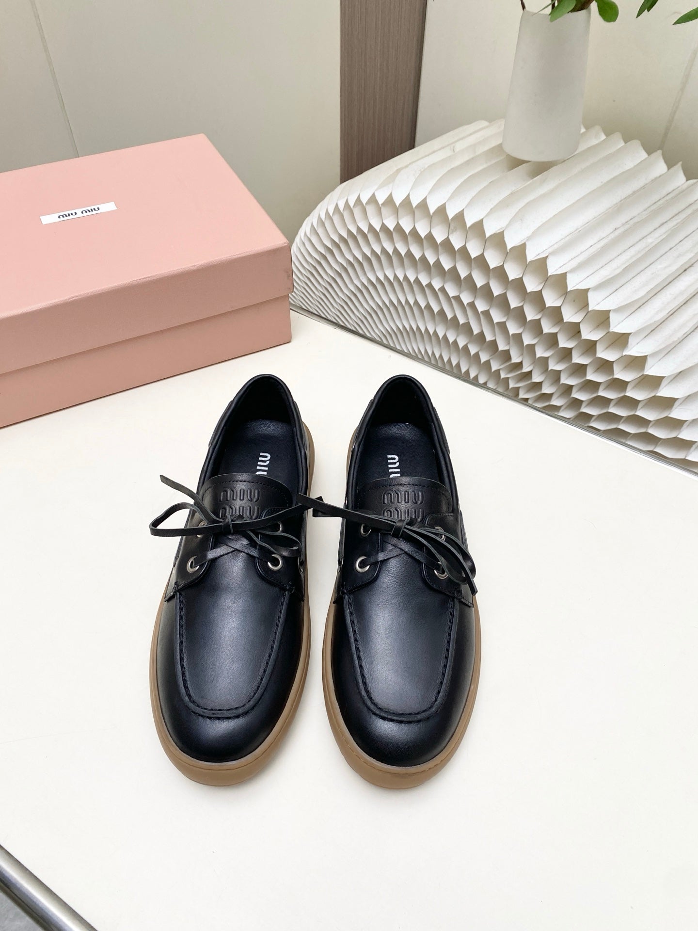 Miu 26s Distressed Lace-Up Eyelet Flat Loafers Retro Leather 984050